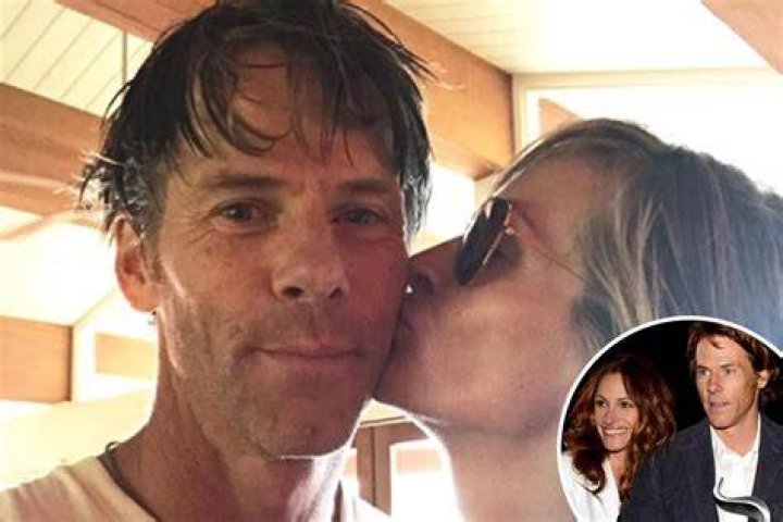 Julia Roberts kisses husband Daniel Moder as they celebrate 18 years of